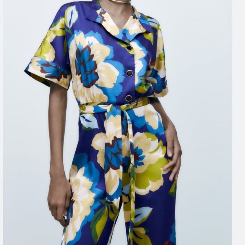 ❤️NWT Zara Floral Printed Satin Jumpsuit ❤️